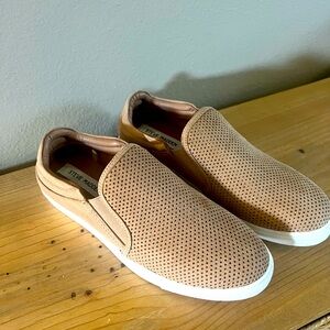 *NEW* Women’s Steve Madden Slip In Sneakers Size 8